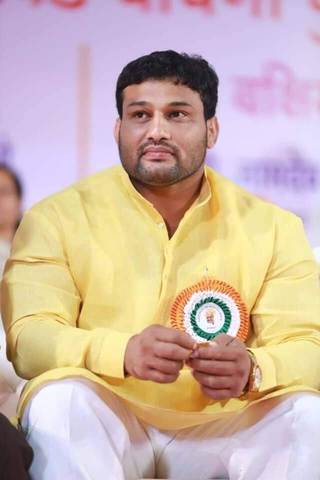 उद्धव ठाकरे के नेतृत्व वाली शिवसेना (यूबीटी) ने सांगली सीट से अपने उम्मीदवार के रूप में पहलवान चंद्रहार पाटिल के नाम की घोषणा की है.(फाइल फोटो)