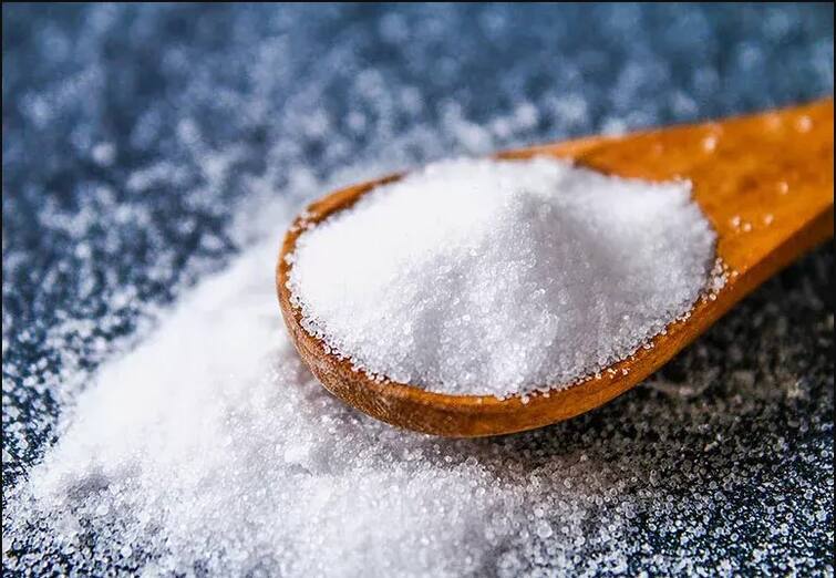 health-tips-what-is-hyponatremia-know-causes-and-symptoms-sodium-deficiency-signs Salt Intake: ઓછું મીઠું ખાવું પણ બની શકે છે ખતરનાક, જાણો દરરોજ કેટલી માત્રામાં સેવન શરીર માટે છે યોગ્ય