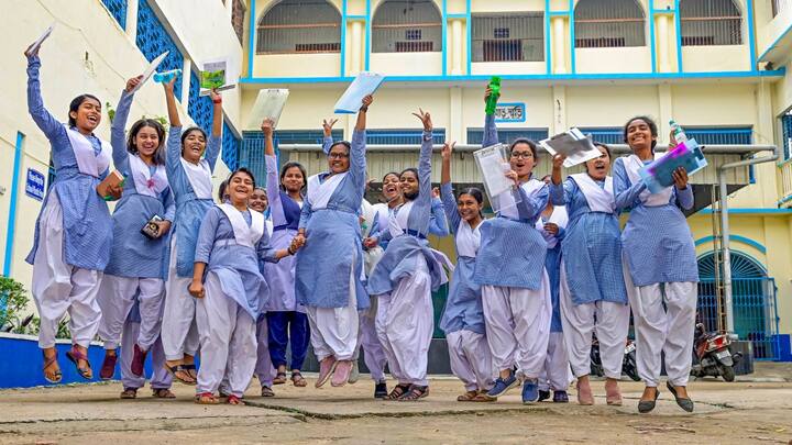 এ বছর মাধ্যমিক পরীক্ষা শুরু হয়েছিল ২ ফেব্রুয়ারি। পরীক্ষা শেষ হয়েছে ১২ ফেব্রুয়ারি। পরীক্ষা শেষ হওয়ার ৮০ দিনের মাথায় ফলপ্রকাশ হল।