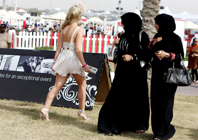 What can women wear in Dubai ਦੁਬਈ 'ਚ ਔਰਤਾਂ ਦੇ ਕੱਪੜਿਆਂ ਲਈ ਕੀ ਹਨ ਨਿਯਮ? ਤੁਸੀਂ ਨਹੀਂ ਪਾ ਸਕਦੇ ਅਜਿਹੇ ਕੱਪੜੇ