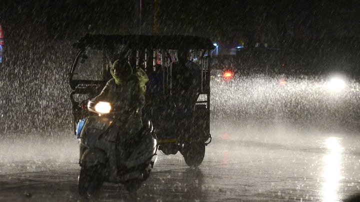 অবশেষে ৪০ ডিগ্রির নীচে নামল কলকাতার সর্বোচ্চ তাপমাত্রা (Kolkata)। সেই সঙ্গে তীব্র দাবদাহের মধ্যে সুখবর দিল হাওয়া অফিস।