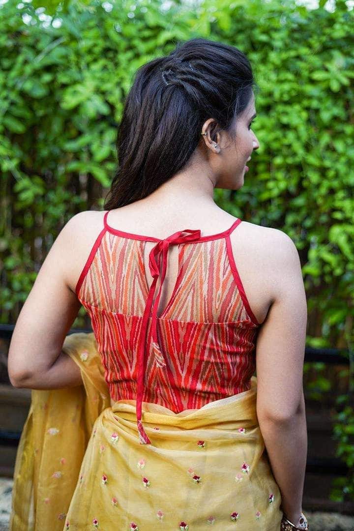 ज्योमेट्रिक डिज़ाइन- इस प्रकार के ब्लाउज़ डिज़ाइन अपने आश्चर्यजनक ज्योमेट्री कट्स और डिज़ाइनों के साथ बाज़ार में राज कर रहे हैं, जो ब्लाउज़ को बारीक लेस से बांधने के साथ सुंदर दिखते हैं, जो इसे एक सटल हॉल्टर नेक एंड देता है.
