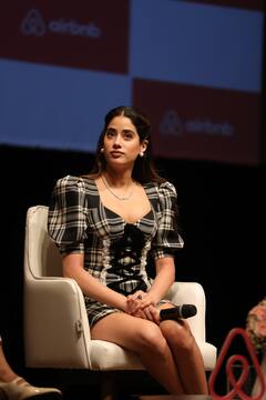 Janhvi Kapoor Pics: जाह्नवी कपूर ने खुल्लम खुल्ला किया प्यार का इजहार, ये तस्वीरें दे रही हैं गवाही