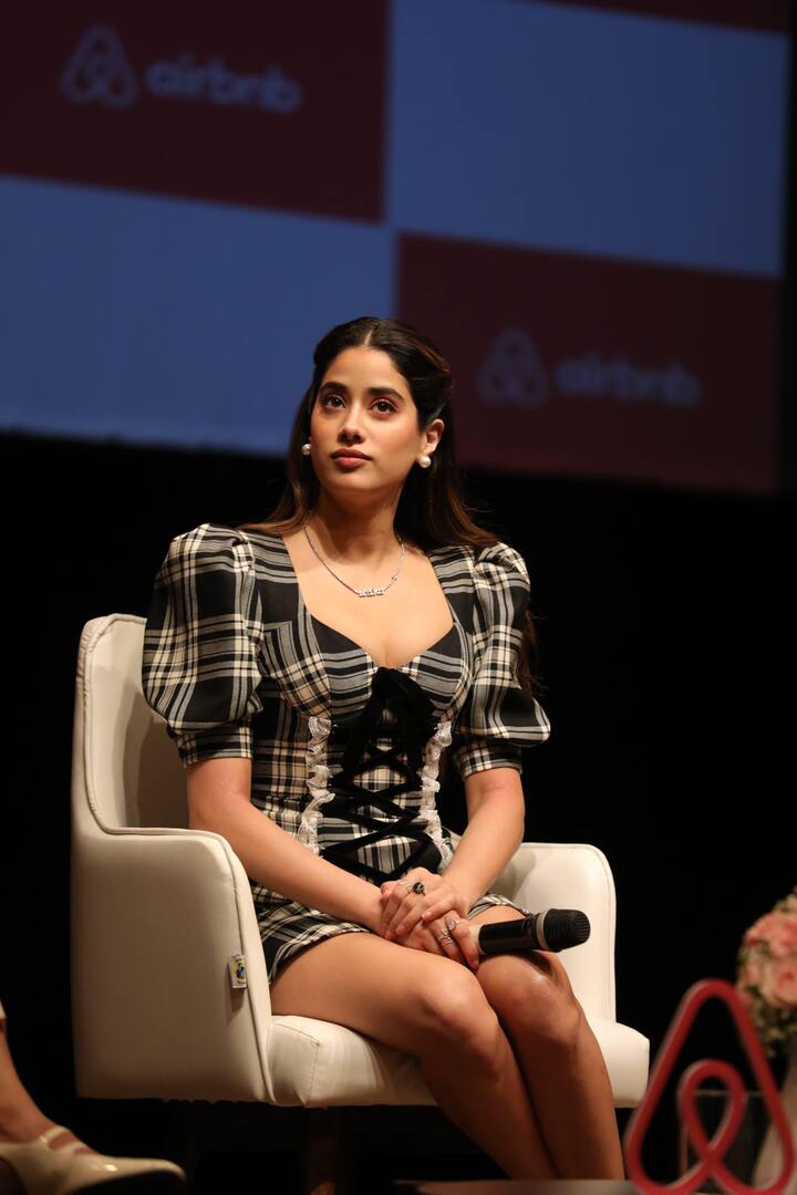 इवेंट में जाह्नवी कपूर के ड्रेस से ज्यादा उनके नेकलेस ने लाइमलाइट बटोरी. दरअसल एक्ट्रेस को अपने रुमर्ड बॉयफ्रेंड शिखर पहाड़िया के नाम का पेंडेंट पहने देखा गया.