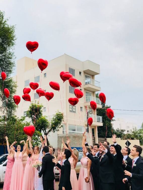 ये क्या रस्म है! यहां दुल्हन को शादी में आए सभी लोग करते हैं Kiss