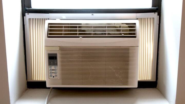 तो बता दें अगर आपके घर में 1 टन का विंडो एसी लगा हुआ है. और आप जिस रात भर 8 घंटे चलते हैं. तो महीने में आपकी 200 यूनिट बिजली खर्च हो सकती है. अगर आपके यहां बिजली 7 रुपये प्रति यूनिट है. तो महीने में आपका विंडो एसी के इस्तेमाल से 1470 रुपये बिजली का बिल आ सकता है