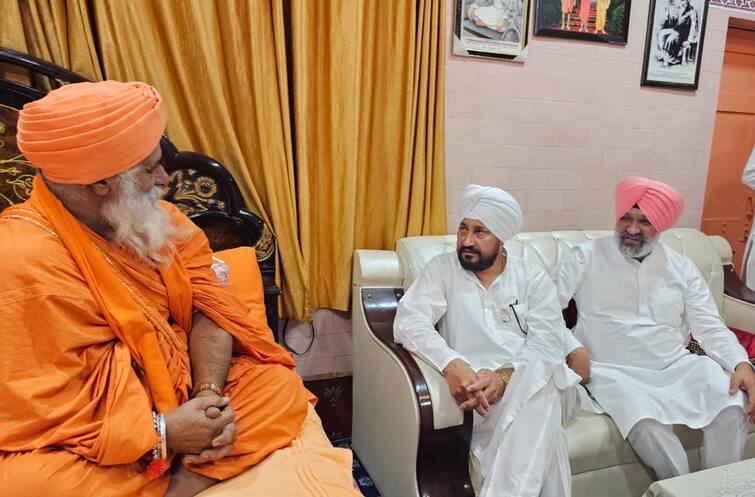 Former CM Charanjit Channi met Sant Seechewal Jalandhar News: ਸਾਬਕਾ CM ਚਰਨਜੀਤ ਚੰਨੀ ਨੇ ਸੰਤ ਸੀਚੇਵਾਲ ਨਾਲ ਕੀਤੀ ਮੁਲਾਕਾਤ, ਸਿਆਸੀ ਗਲਿਆਰਿਆਂ 'ਚ ਛਿੜੀ ਚਰਚਾ