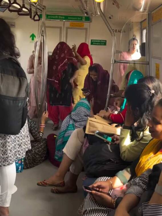 दिल्ली मेट्रो में फिर लगे ठुमके, देखें अब कौन नाचा