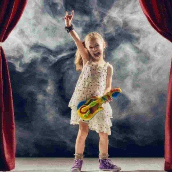 ਬੱਚੇ ਆਪਣੇ ਮਾਪਿਆਂ ਨੂੰ ਦੇਖ ਕੇ ਹੀ ਸਿੱਖਦੇ ਹਨ। ਅਜਿਹੀ ਸਥਿਤੀ ਵਿੱਚ ਬੱਚੇ ਦੇ ਸਾਹਮਣੇ ਸਹੀ ਸ਼ਬਦਾਂ ਦੀ ਚੋਣ ਕਰੋ। ਬੱਚੇ ਦੇ ਸਾਹਮਣੇ ਆਪਣੀ ਗੱਲ ਨੂੰ ਬਿਹਤਰ ਤਰੀਕੇ ਨਾਲ ਪੇਸ਼ ਕਰੋ। ਨਾਲ ਹੀ, ਜਦੋਂ ਬੱਚਾ ਤੁਹਾਡੇ ਸਾਹਮਣੇ ਕੋਈ ਸ਼ਬਦ ਗਲਤ ਬੋਲਦਾ ਹੈ, ਤਾਂ ਉਸ ਨੂੰ ਬੇਵਕੂਫੀ ਸਮਝ ਕੇ ਨਜ਼ਰਅੰਦਾਜ਼ ਨਾ ਕਰੋ। ਇਸ ਦੀ ਬਜਾਇ, ਬੱਚੇ ਨੂੰ ਰੋਕੋ ਅਤੇ ਉਸ ਨੂੰ ਗੱਲ ਜਾਂ ਸ਼ਬਦ ਕਹਿਣ ਦਾ ਸਹੀ ਤਰੀਕਾ ਦੱਸੋ।