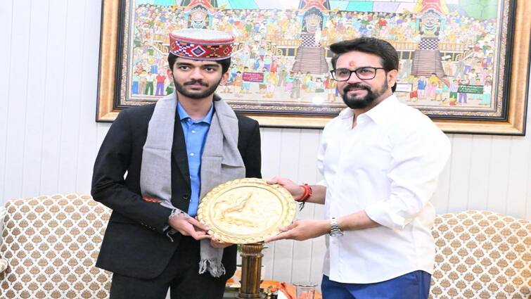 FIDE Candidates winner D Gukesh meets Sports Minister Anurag Thakur Champion Gukesh: உலக சாதனை: மத்திய அமைச்சர் அனுராக் தாகூரிடம் நேரில் வாழ்த்து பெற்ற தமிழக வீரர் குகேஷ்!