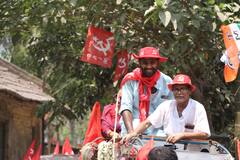 Jadavpur Poll Campaign: মেঠো পথ থেকে শহরের রাস্তা, লাল ঝান্ডার বার্তা নিয়ে যাদবপুরে প্রচারে সৃজন