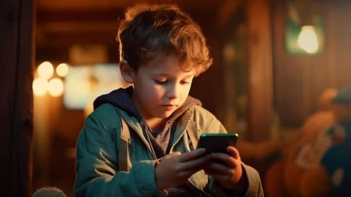 Smartphone Parental Control: स्मार्टफोन एक ऐसी चीज है, जिसके बिना न बड़े रह सकते हैं और न ही बच्चे. ज्यादातर पैरेंट्स बच्चों को पढ़ाई के लिए फोन देते हैं. कोरोनाकाल के बाद इसका चलन काफी बढ़ गया है.