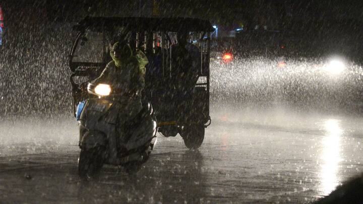 আজ ও দুই মেদিনীপুর এবং দুই ২৪ পরগনায় সন্ধের পর হালকা বৃষ্টির সম্ভবনা।