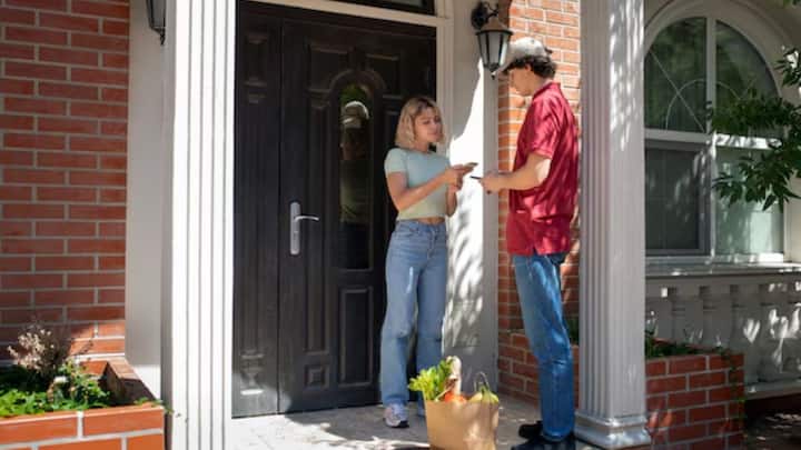 ऐसे में लोग बेहद कम ही घरों से बाहर निकलना चाह रहे हैं. लेकिन घर में बैठे भी कहां काम चलता है. लोगों को जरूरी कामों के लिए बाहर जाना ही होता है.