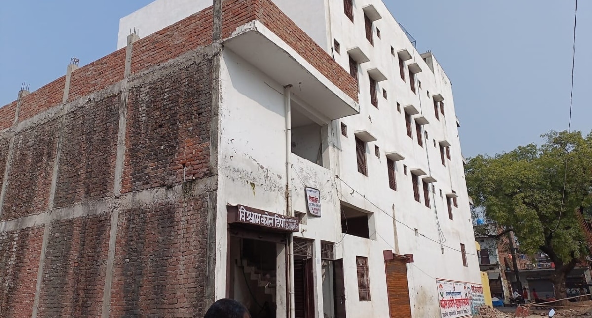 Gorarakhpur News: गैंगस्टर कमलेश यादव का चार मंजिला मकान और संपत्ति जब्त, जालसाजी-धोखाधड़ी और गबन के 35 मामले दर्ज