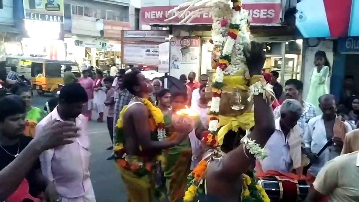 கம்பம் ஸ்ரீகௌமாரியம்மன் கோயில் சித்திரை திருவிழா; 2000 பேர் முளைப்பாரி எடுத்து ஊர்வலம்