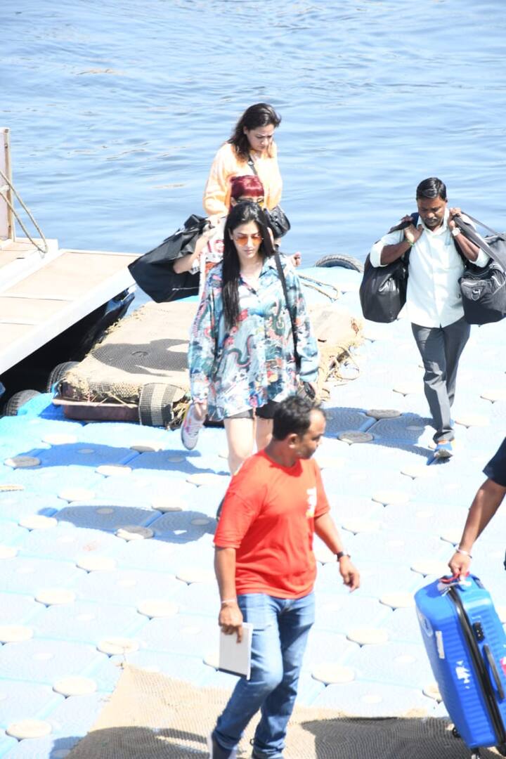 वहीं लुक की बात करें तो इस दौरान एक्ट्रेस प्रिंटेड शर्ट के साथ शॉर्ट पहने नजर आईं.
