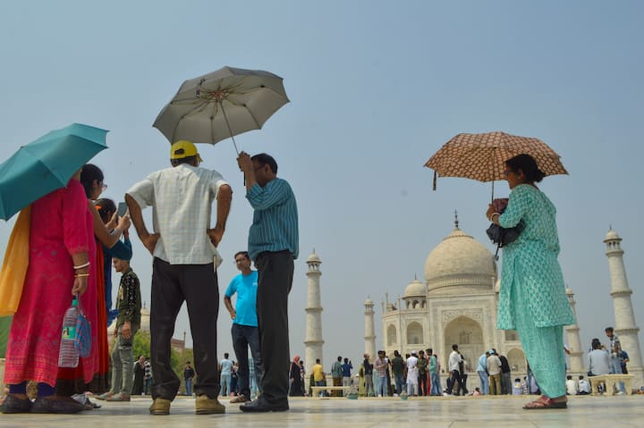 આવી સ્થિતિમાં, ઘણા ઓછા લોકો તેમના ઘરની બહાર આવવા માંગે છે. પણ ઘરમાં બેસીને પણ કામ કેવી રીતે થાય? લોકોને અગત્યના કામ માટે બહાર જવું પડે છે.