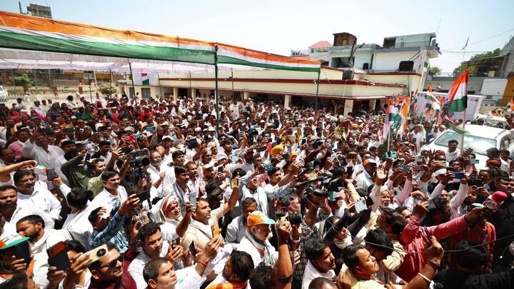 प्रियंका ने कहा कि मुझे रायबरेली में भैया (राहुल) के नामांकन में शामिल होना है, इसलिए मैं थोड़ी जल्दी में हूं. किशोरी लाल अमेठी से चुनाव लड़ रहे हैं. आप इन्हें पिछले 40 साल से जानते हैं. वह अमेठी के मुद्दों से अच्छी तरह से जानते हैं. किशोरी लाल शर्मा को आप जीत दिलाएंगे.