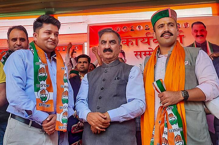 सीएम सुक्खू ने कहा कि आपदा के समय लोक निर्माण मंत्री के नाते इन्होंने अभूतपूर्व कार्य किया है. जयराम ठाकुर तो मुख्यमंत्री बनकर पांच साल सोए ही रहे. जब वोट के जरिये जनता ने उन्हें नकार दिया, तो नोटों के दम पर सत्ता हथियाने में लगे हुए हैं.