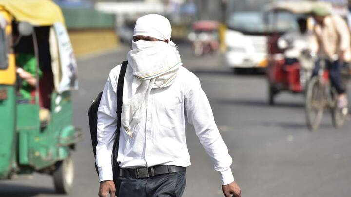 न्यूनतम तापमान 21 डिग्री सेल्सियस दर्ज किया गया जो सामान्य से चार डिग्री सेल्सियस कम है.