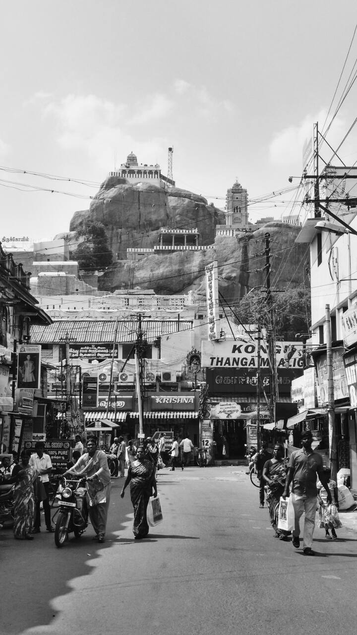 திருச்சிராப்பள்ளி ராக்ஃபோர்ட் 3.8 பில்லியன் ஆண்டுகள் பழமையானது.  இயற்கையான இந்த மலையின் மீது, நாயக்கர்கள் கோட்டை கட்டினர்.