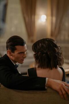 Relationship: कहीं आपका पार्टनर तो नहीं दे रहा धोखा? इन संकेतों से पहचानें