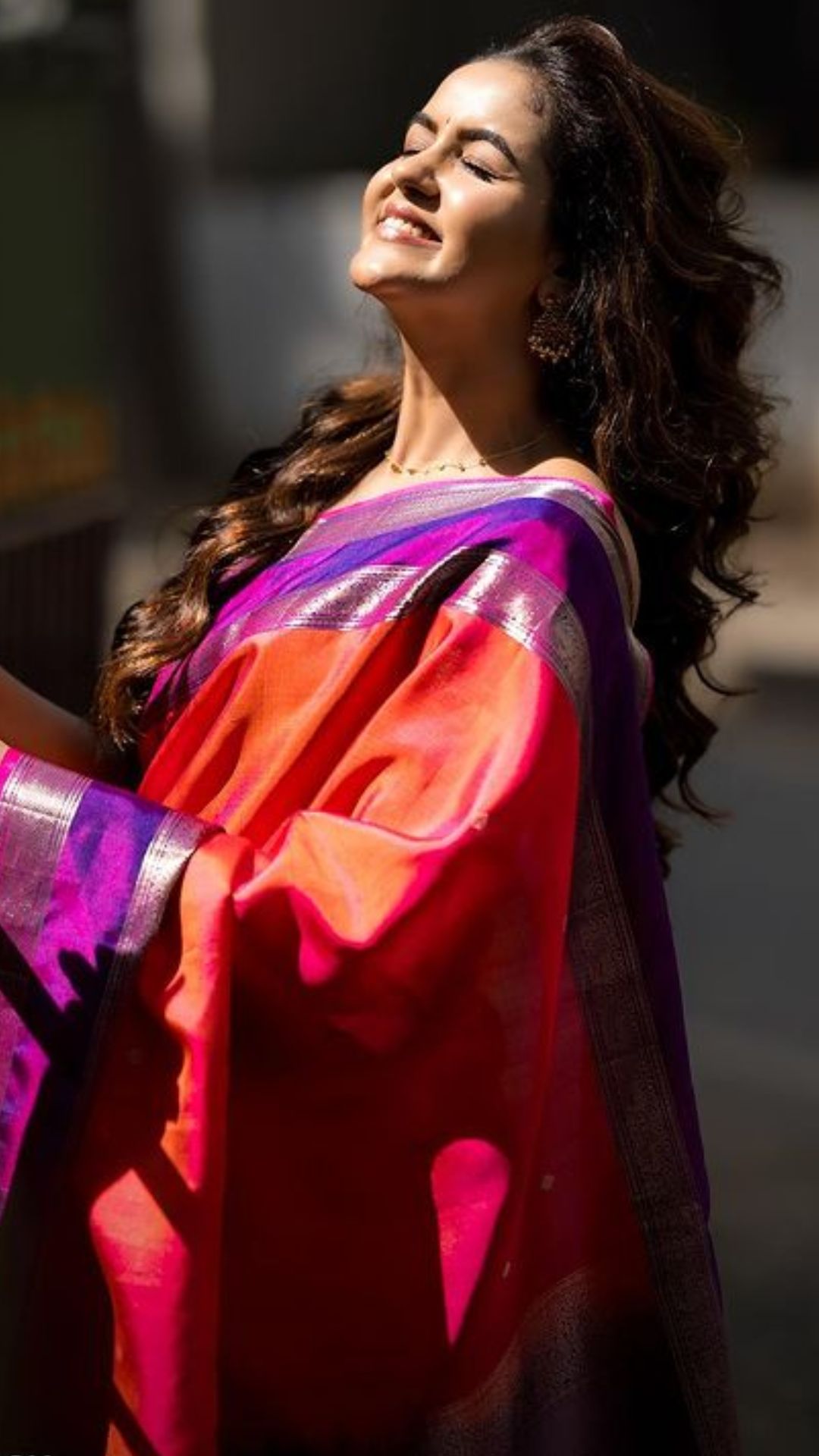 இவர் கனடாவில் ஒளிபரப்பான அவனு மதே ஷ்ரவாணி என்ற சீரியல் மூலம் அறிமுகமானார்