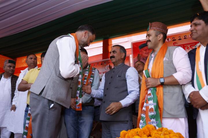 सीएम ने कहा कि यह लड़ाई मेरी, विक्रमादित्य सिंह या विधानसभा अध्यक्ष की नहीं, आम जनता की है. नोट के दम पर अगर आपका वोट खरीदने की चेष्टा की जाएगी, तो न लोकतंत्र बचेगा न लोकतंत्र को बचाने की लड़ाई लड़ने वाले, इसलिए जिस कांग्रेस ने जनता को वोट की सबसे बड़ी ताकत है, उससे विक्रमादित्य सिंह को जिताएं.