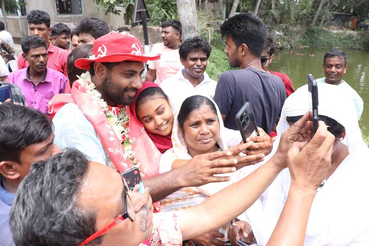 প্রচারের মাঝে সেলফি তোলার আবদারও মেটাচ্ছেন সৃজন ভট্টাচার্য। তারই সঙ্গে সেরে নিচ্ছেন ভোটের প্রচারও।