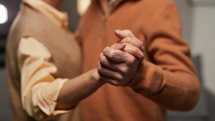 कई बार होटल में मौजूद लोग स्पाई कैमरे के जरिए वीडियो बनाकर कपल का प्राइवेट वीडियो बनाकर वायरल कर देते हैं. अगर आपको इन सब मुसीबतों में नहीं पड़ना तो कैमरा डिटेक्ट करने का आसान तरीका जान लें.