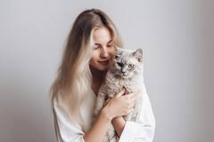 Cat License: क्या कुत्ते की तरह बिल्ली पालने के लिए भी लेना होता है लाइसेंस? जानें क्या है नियम