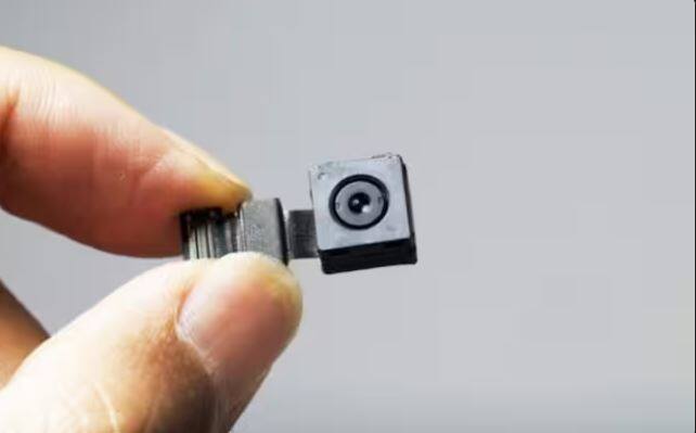 ਤੁਹਾਨੂੰ ਲੈਂਪ, AC, ਪਾਵਰ ਅਡੈਪਟਰ, ਹੋਲਡਰ ਜਾਂ ਵਿੰਡੋ ਦੀ ਵੀ ਜਾਂਚ ਕਰਨੀ ਚਾਹੀਦੀ ਹੈ। ਤੁਸੀਂ ਫਲੈਸ਼ ਲਾਈਟ ਦੀ ਮਦਦ ਨਾਲ ਹਨੇਰੇ ਵਾਲੀਆਂ ਥਾਵਾਂ 'ਤੇ ਜਾਂਦੇ ਹੋ। ਜੇਕਰ ਕੋਈ ਚੀਜ਼ ਚਮਕਦੀ ਦਿਖਾਈ ਦੇਵੇ ਤਾਂ ਸਮਝੋ ਕਿ ਕੁਝ ਗਲਤ ਹੈ।