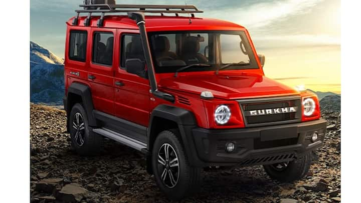 Force Gurkha 5 Door : ਗੋਰਖਾ 5-ਡੋਰ ਨੂੰ 3 ਡੋਰ ਵੇਰੀਐਂਟ ਦੀ ਤਰ੍ਹਾਂ ਬਾਕਸੀ ਡਿਜ਼ਾਈਨ 'ਚ ਪੇਸ਼ ਕੀਤਾ ਗਿਆ ਹੈ। ਪਹਿਲਾਂ ਦੀ ਤਰ੍ਹਾਂ ਇਸ 'ਚ LED ਹੈੱਡਲਾਈਟਸ, LED DRL ਅਤੇ ਗਰਿੱਲ 'ਤੇ ਗੋਰਖਾ ਬੈਜਿੰਗ ਦਿੱਤੀ ਗਈ ਹੈ।