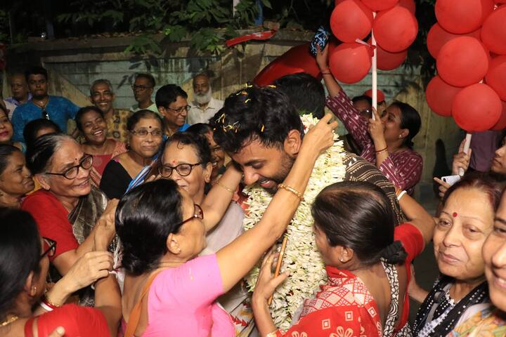 অল্পবয়স্ক থেকে প্রবীণ- বয়স নির্বিশেষে সৃজনের সঙ্গে হাত মেলাতে দেখা গিয়েছে অনেককেই। মালা পরিয়ে শুভেচ্ছাবার্তাও দিয়েছেন অনেকে।