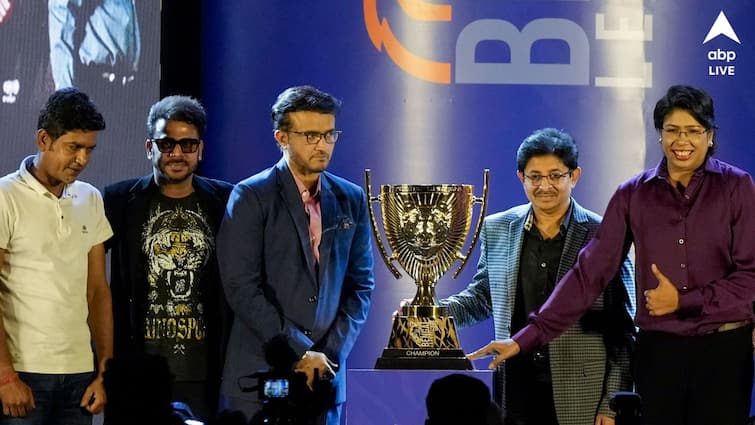 Sourav Ganguly and Jhulan Goswami take centre stage as Bengal Pro T20 league officially announced and trophy unveiled Bengal Pro T20: আইপিএলের ধাঁচে টি-২০ টুর্নামেন্ট বাংলায়, ৮ ফ্র্যাঞ্চাইজির নাম ও ট্রফি উন্মোচনে মধ্যমণি সৌরভ-ঝুলন