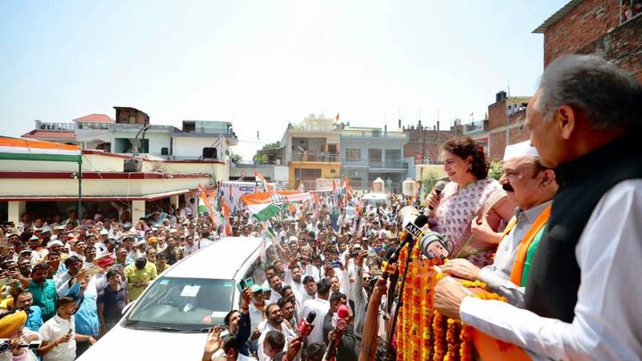 इन सबके बीच अमेठी लोकसभा सीट पर कांग्रेस प्रत्याशी घोषित होने के बाद प्रियंका गांधी वाड्रा शुक्रवार को अमेठी के कांग्रेस कार्यालय पहुंचीं और कार्यकर्ताओं को संबोधित किया. उन्होंने कांग्रेस प्रत्याशी किशोरी लाल शर्मा के बारे में कहा कि किशोरी लाल जी अमेठी के गांव-गांव को जानते हैं. सभी को पहचानते हैं और लंबे समय से यहां का कामकाज देख रहे हैं. पूरा विश्वास है कि आप सभी उन्हें जीत दिलाएंगे. हम अमेठी में सच्चाई की राजनीति के लिए आए हैं.