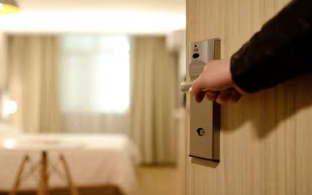 ਹੋਟਲ ਦੇ ਕਮਰੇ ਵਿੱਚ ਦਾਖ਼ਲ ਹੋਣ ਸਮੇਂ ਤੁਹਾਨੂੰ ਕੁਝ ਸਾਵਧਾਨੀ ਵਰਤਣੀ ਪਵੇਗੀ। ਇਨ੍ਹਾਂ ਵਿੱਚੋਂ ਇੱਕ ਜਾਸੂਸੀ ਕੈਮਰੇ ਦਾ ਪਤਾ ਲਗਾਉਣਾ ਹੈ।