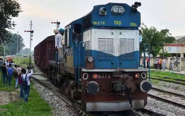 ਤੁਹਾਡੀ ਮੰਜ਼ਿਲ 'ਤੇ ਆਰਾਮ ਨਾਲ ਪਹੁੰਚਣ ਲਈ ਟਰੇਨ 'ਚ ਟਾਇਲਟ, ਬਿਜਲੀ ਅਤੇ ਪਾਣੀ ਤੋਂ ਲੈ ਕੇ ਸਾਰੀਆਂ ਸਹੂਲਤਾਂ ਮੌਜੂਦ ਹਨ। ਅਜਿਹੇ 'ਚ ਕੀ ਤੁਸੀਂ ਜਾਣਦੇ ਹੋ ਕਿ ਤੁਹਾਡੇ ਕੋਲ ਟਰੇਨ 'ਚ ਟਾਇਲਟ ਦੀ ਸੁਵਿਧਾ ਹੈ ਪਰ ਇਹ ਸੁਵਿਧਾ ਉਸੇ ਟਰੇਨ ਦੇ ਇੰਜਣ 'ਚ ਨਹੀਂ ਹੈ।