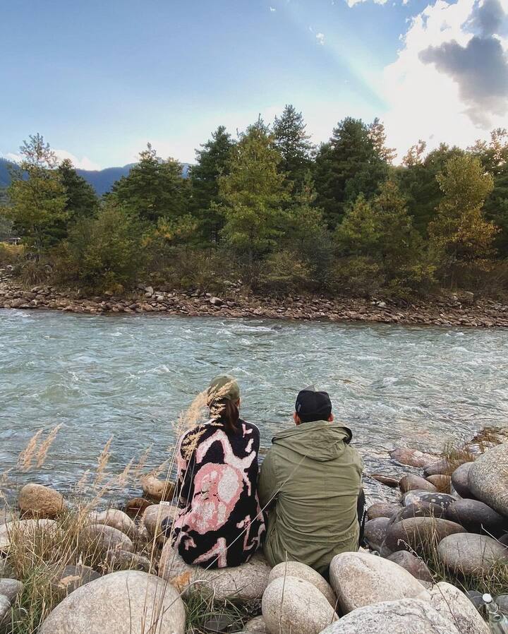 தொடர்ச்சியாக பல ஹிந்தி மொழி படங்களில் நடித்து வந்தார். சினிமா வாழ்க்கையை விட கோலியுடனான காதல் வாழ்க்கை சிறப்பாக அமைந்தது.