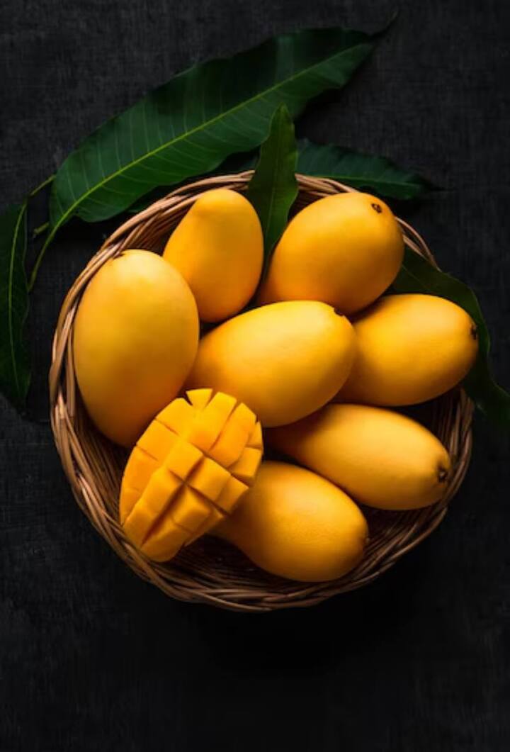 आम- रेफ्रिजरेशन पकने की प्रक्रिया को धीमा कर सकता है और उनके स्वाद और बनावट को प्रभावित कर सकता है. इसके अलावा, रेफ्रिजरेटर में एथिलीन ऑक्साइड गैस के प्रति संवेदनशीलता के कारण इसकी स्किन काली पड़ जाती है, जिससे पकने में तेजी आती है.
