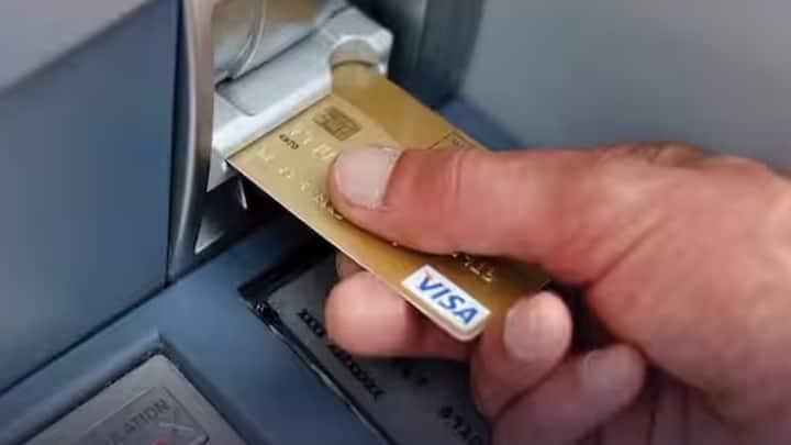 ATM Card Security Tips: ઘણી વખત લોકો ATM કાર્ડનો ઉપયોગ કરવા ATMમાં જાય છે. તો કેટલાક લોકો છેતરપિંડી કરવાના ઈરાદે ત્યાં હાજર હોય છે. આવો જાણીએ આવી છેતરપિંડીથી કેવી રીતે બચી શકાય.