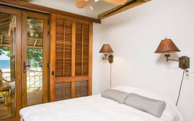 ਸਭ ਤੋਂ ਪਹਿਲਾਂ ਤੁਹਾਨੂੰ ਹੋਟਲ ਦੇ ਕਮਰੇ ਦੀ ਜਾਂਚ ਕਰਨੀ ਚਾਹੀਦੀ ਹੈ। ਜਾਸੂਸੀ ਕੈਮਰੇ ਆਮ ਤੌਰ 'ਤੇ ਸਮੋਕ ਡਿਟੈਕਟਰਾਂ, ਅਲਾਰਮ ਘੜੀਆਂ, ਸ਼ੀਸ਼ੇ, ਫੋਟੋ ਫਰੇਮਾਂ ਅਤੇ ਹੋਰ ਬਿਜਲੀ ਦੀਆਂ ਚੀਜ਼ਾਂ ਦੇ ਪਿੱਛੇ ਲੁਕੇ ਹੁੰਦੇ ਹਨ।