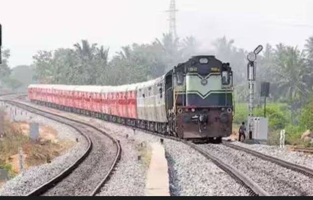 ਦਰਅਸਲ, ਟਰੇਨ ਦੇ ਇੰਜਣ 'ਚ ਜਗ੍ਹਾ ਦੀ ਵੱਡੀ ਕਮੀ ਹੈ, ਅਜਿਹੇ 'ਚ ਇਸ 'ਚ ਟਾਇਲਟ ਦੀ ਸੁਵਿਧਾ ਹੋਣਾ ਸੰਭਵ ਨਹੀਂ ਹੈ।