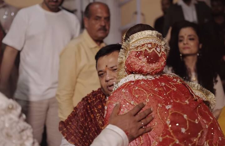 आरती ने अपनी विदाई में अपने सभी घरवालों से गले लगकर उनसे विदा ली.