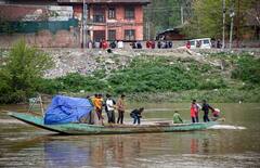 Election Issues In Dhubri: चांद तक पहुंचा भारत, लेकिन इस इलाके में आज भी नहीं है कोई सड़क, न नदी पार करने के लिए है पुल, देखें तस्वीरें
