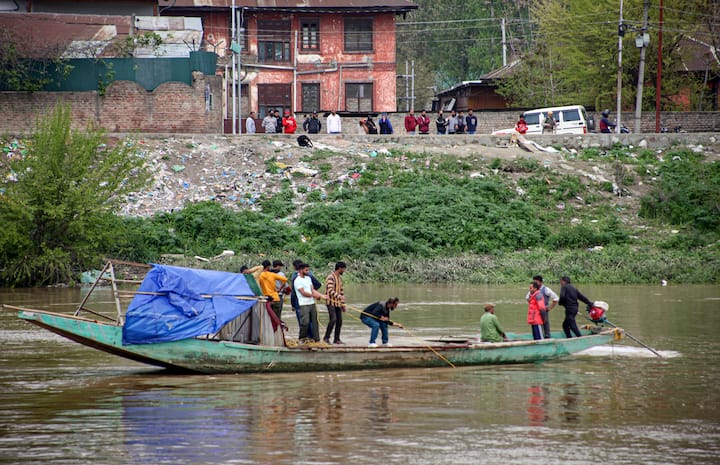 दरअसल, ये वो इलाके हैं जो नदी के बीच में बसे हैं. धुबरी के चर इलाके में 100 से ज़्यादा गांव बसे हैं. इन गांवों में रहने वाले लोगों को धुबरी शहर जाने के लिए नाव का इस्तेमाल करना पड़ता है.