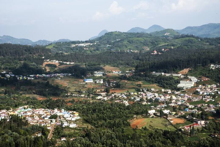 இதனால், ஊட்டி மற்றும் கொடைக்கானல் செல்ல விரும்பும் சுற்றுலா பயணிகள் வருகின்றன மே 7 ஆம் தேதி முதல் ஜூன் 30 வரை கட்டாயம் இ-பாஸ் பெற்று வரவேண்டும் என்று உத்தரவிட்டுள்ளது