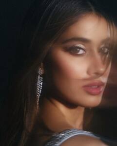 Janhavi Kapoor: काळ्या ड्रेसमध्ये जान्हवी कपूरचं करणारं फोटोशूट; पाहा फोटो!