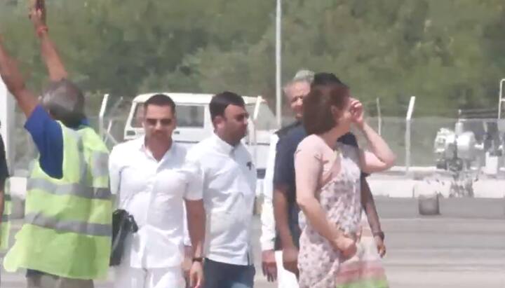 राहुल और केएल शर्मा के नामांकन से कांग्रेस की पूर्व अध्यक्ष सोनिया गांधी, पूर्व सीएम अशोक गहलोत, कांग्रेस नेता केसी वेणुगोपाल, प्रियंका गांधी वाड्रा और उनके पति रॉबर्ट वाड्रा हवाई अड्डे पर नजर आए.